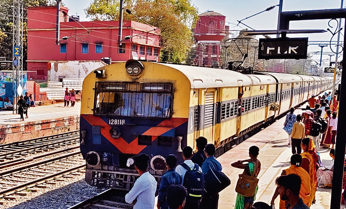 आज से पीजी रेलखंड पर ट्रेनों का परिचालन होगा सामान्य, यात्रियों को होगी सुविधा