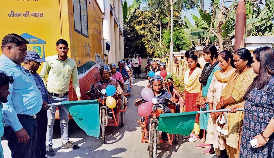 hajipur news. बिदुपुर में 41 दिव्यांगजन को मिली बैट्री चालित ट्राइसाइकिल