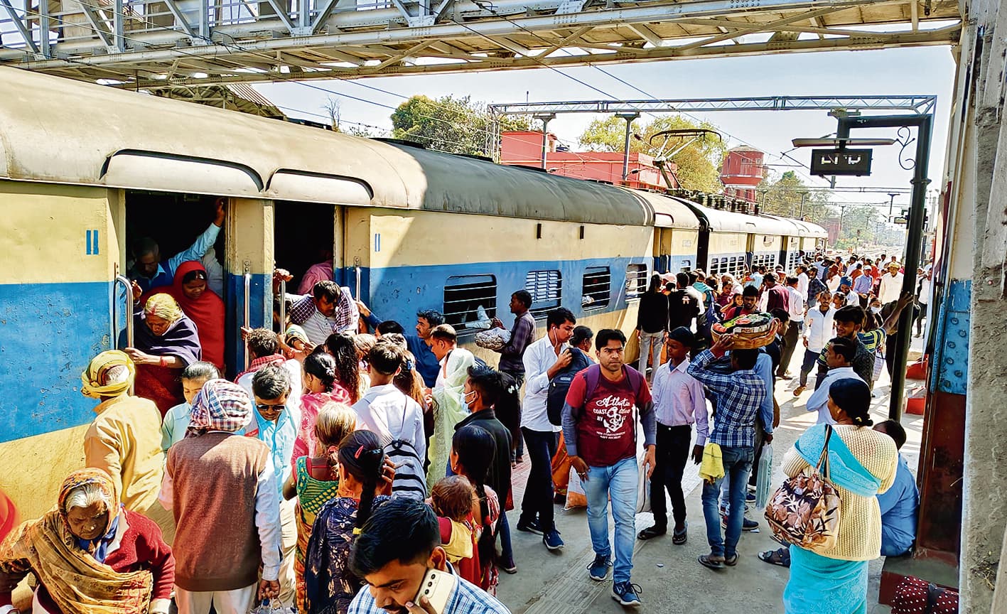 होली के अवसर पर घर लौटने लगे परदेसी, ट्रेनों में बढ़ी भीड़