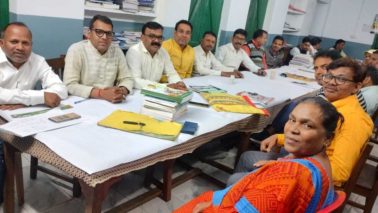 Giridih News: ऑफिसर टीचर्स इंप्लाइज फेडरेशन के सदस्यों ने की बैठक