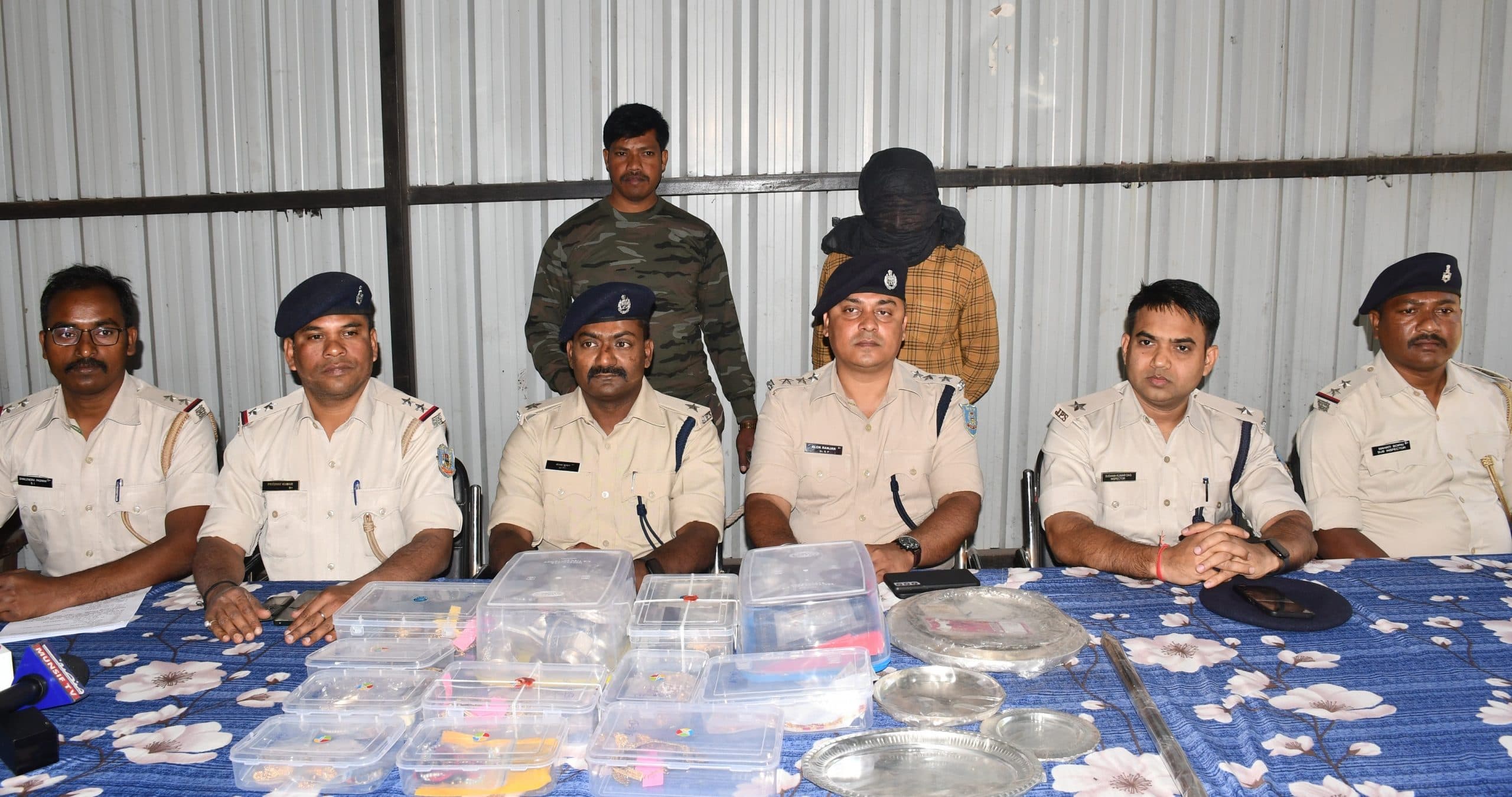 Bokaro News : ऑनलाइन गेम में गंवाये पिता के नौ लाख रुपये, भरपाई के लिए जेवर दुकान से चुराये 22 लाख के आभूषण