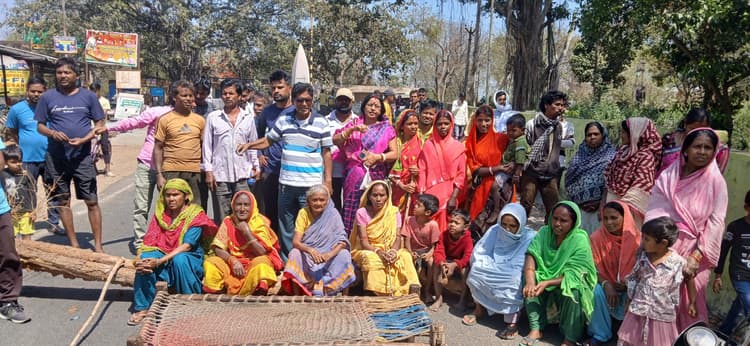 Dhanbad News: दो दिनों से जलापूर्ति ठप, नाराज ग्रामीणों ने किया रोड जाम