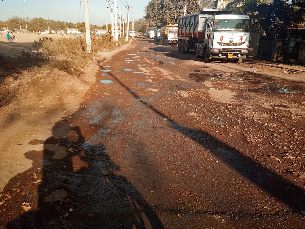 नो इंट्री का समय समाप्त होने की राह देखते रहे बालू लदे ट्रक के चालक