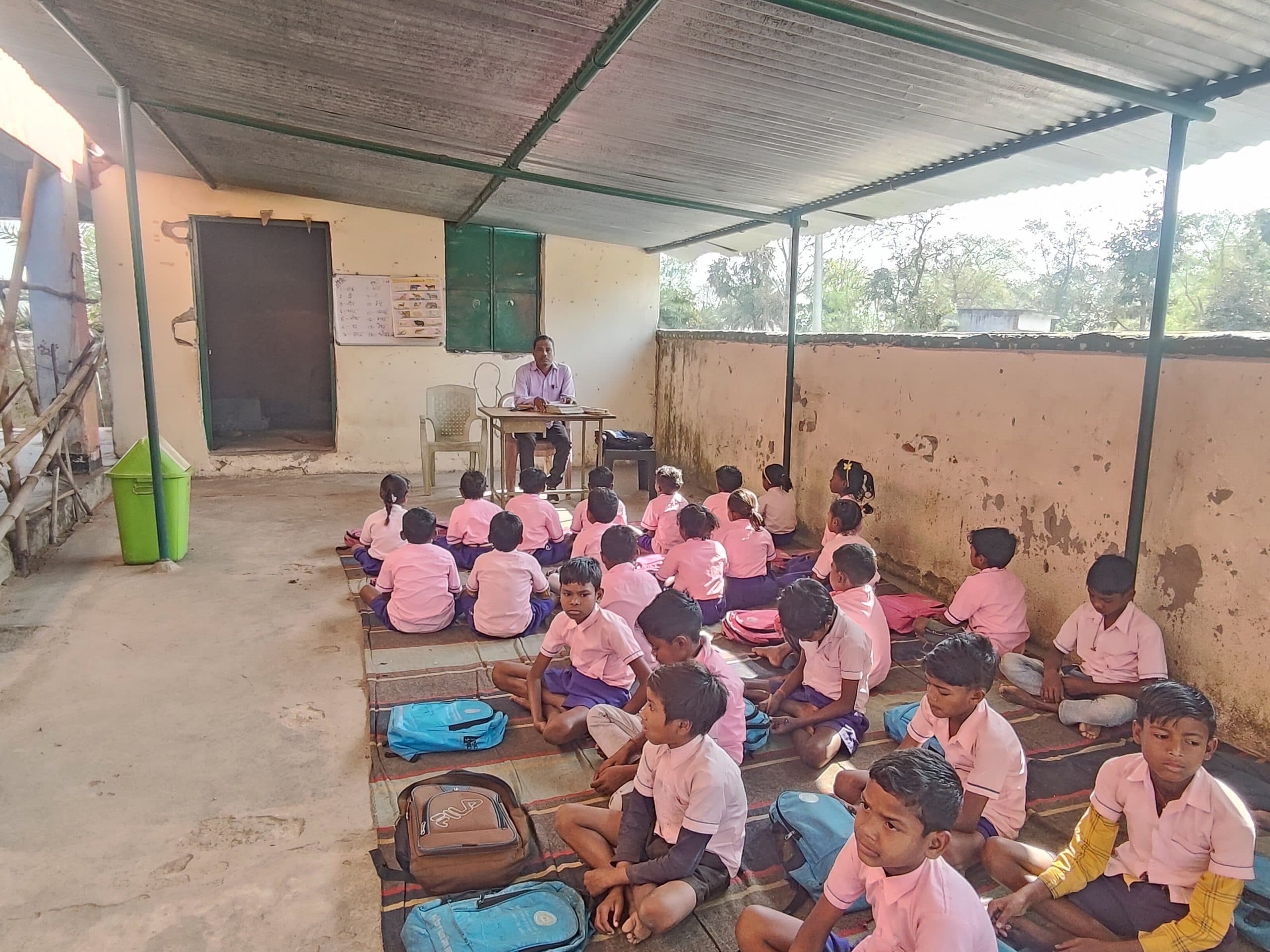 Bokaro News : टिन शेड के नीचे जमीन पर दरी बिछाकर पढ़ने को विवश हैं बच्चे