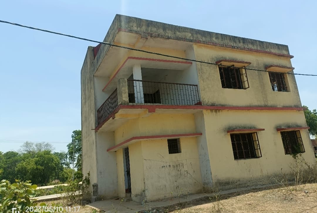 Giridih News :देखरेख के अभाव में जर्जर हुआ तहसील भवन