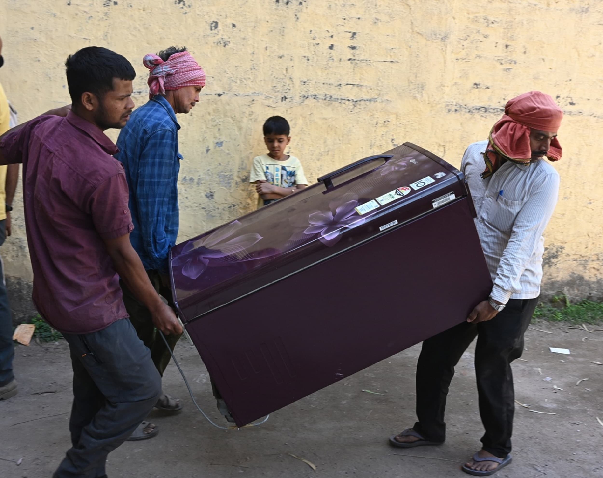 Bokaro News : 35 क्वार्टर कराये खाली, तो दर्जनों अवैध निर्माण किया ध्वस्त