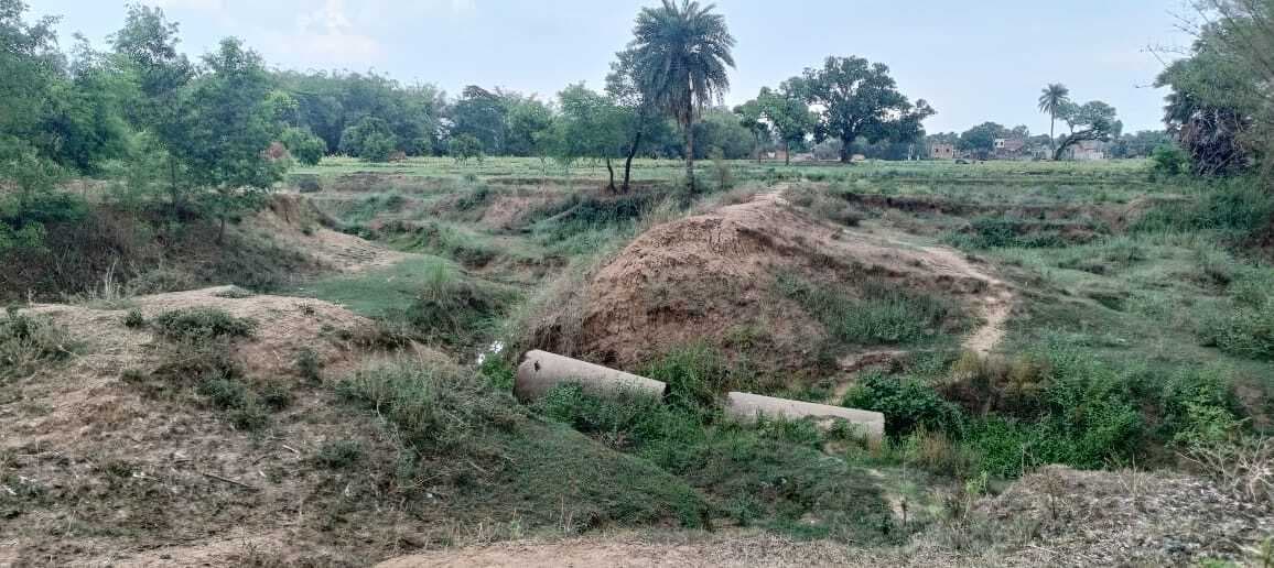 श्रमदान करके किसान करते हैं खेत की सिंचाई