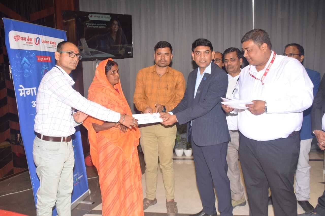 32 उद्यमियों के बीच 2.25 करोड़ के ऋण वितरित