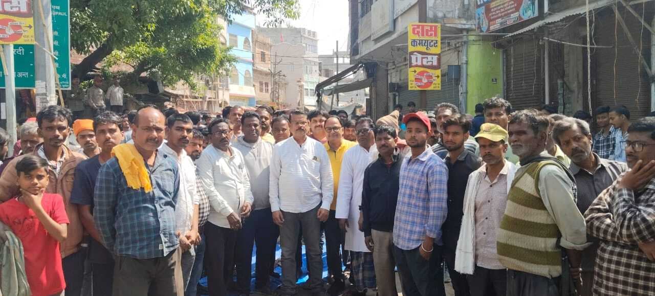 आक्रोशित व्यवसायियों ने सड़क जाम कर किया प्रदर्शन