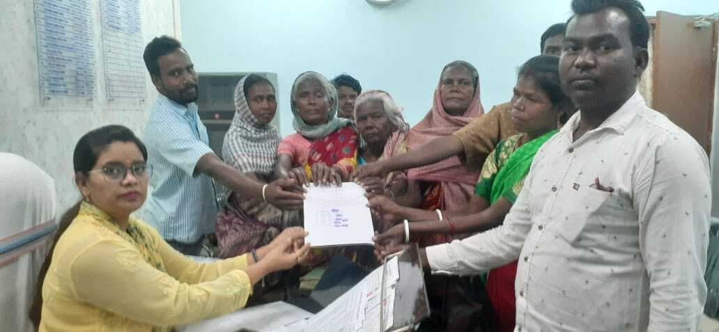East Singhbhum News : 20 किमी पैदल चल ब्लॉक पहुंचीं सबर महिलाएं, बीडीओ से आवास की राशि मांगी