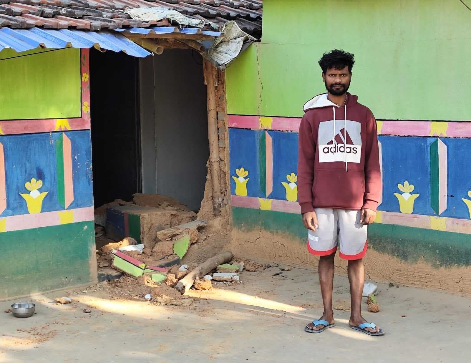 East Singhbhum News : जगन्नाथपुर गांव में जंगली हाथी ने घर तोड़ा, परिवार ने छिपकर बचायी जान