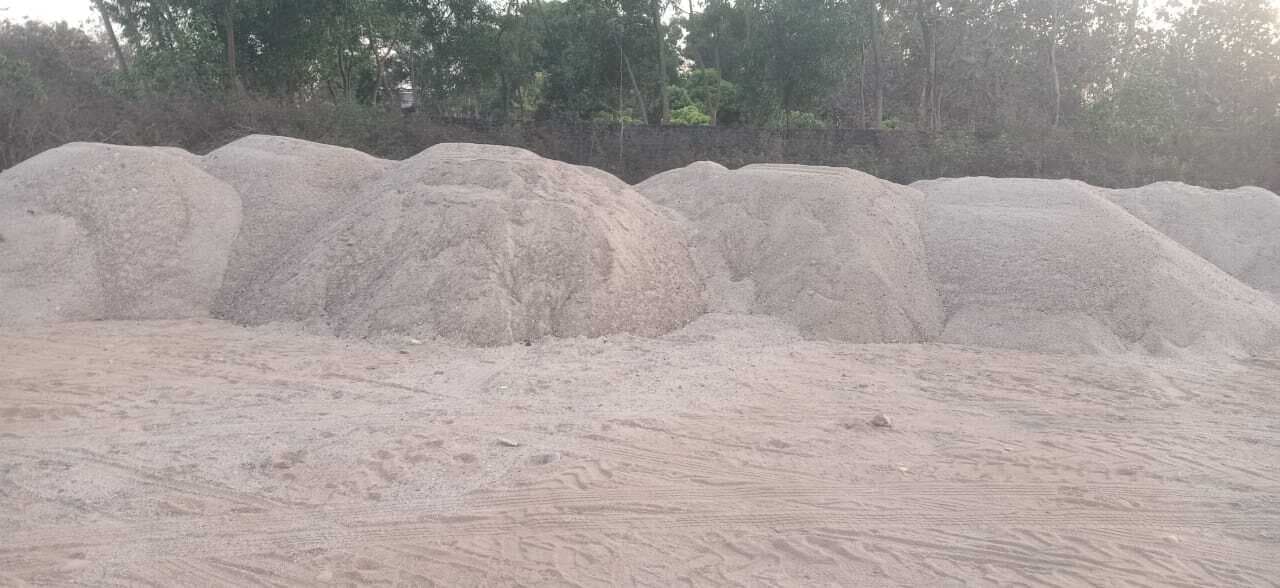 East Singhbhum News : धालभूमगढ़ के चोइरा से 4 हजार सीएफटी बालू जब्त, भंडारण कर रखा गया था