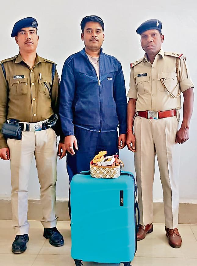 Ranchi News : आरपीएफ ने बैग में रखे जेवरात व कपड़े मालिक को लौटाये