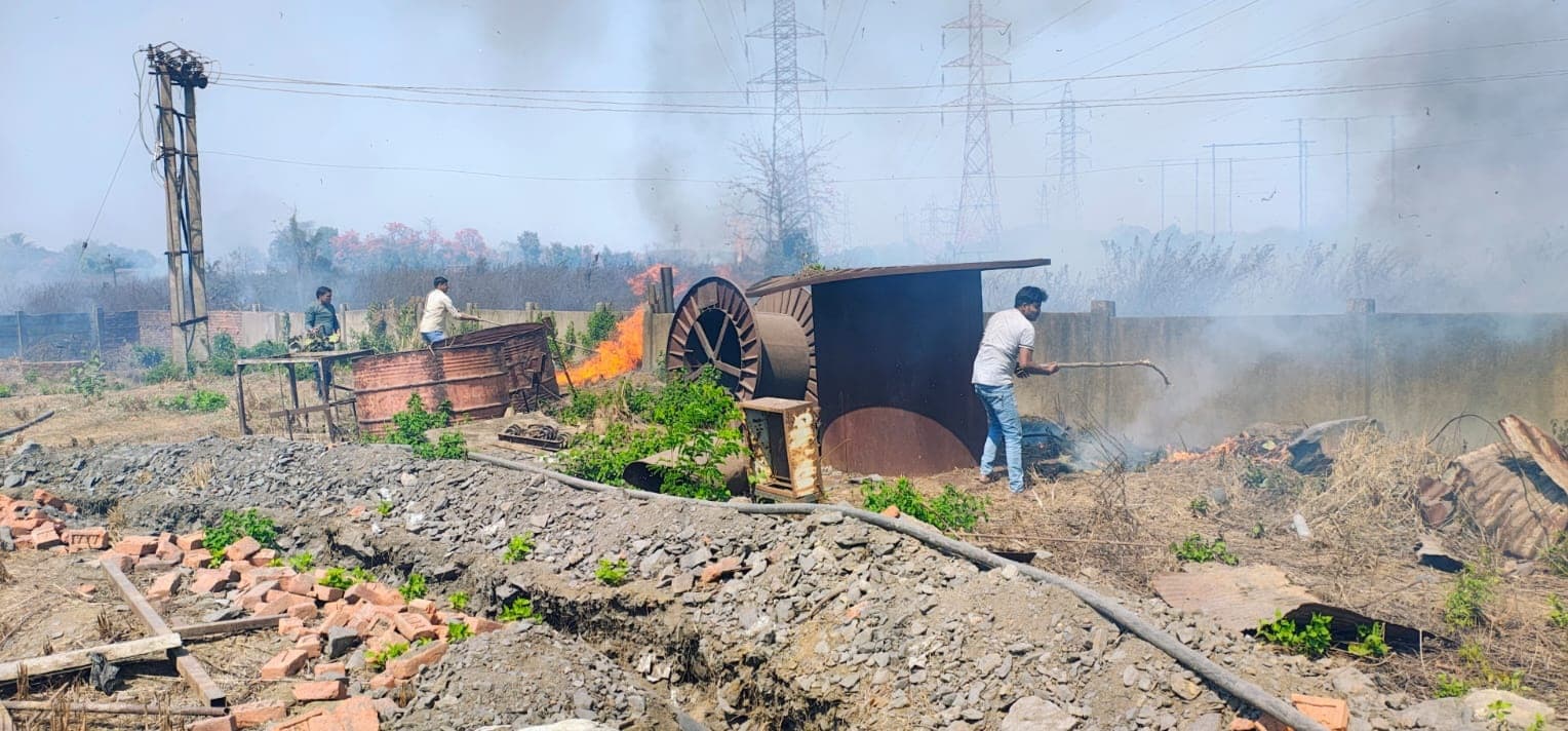 Dhanbad News : झाड़ियों में लगी आग बीसीसीएल के हवा चानक तक पहुंची