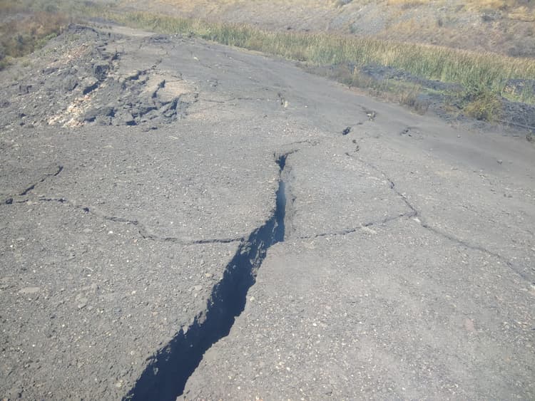 Bokaro News :जमीन के नीचे लगी आग से रास्ते में पड़ी दरार