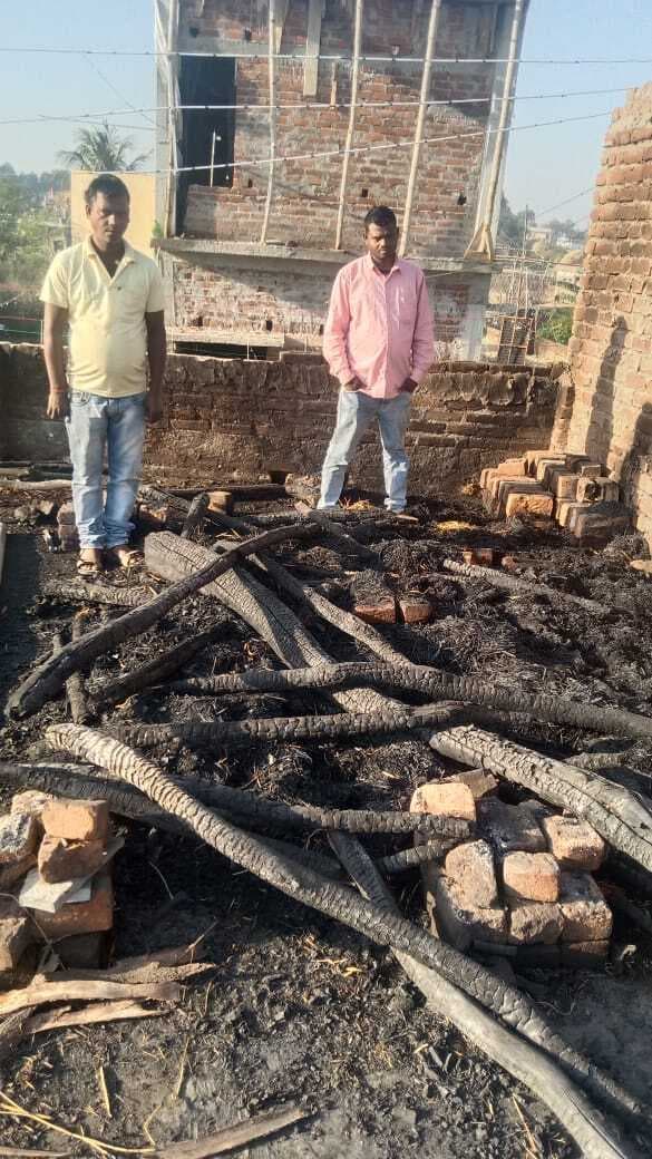 Giridih News: सरिया के नगर केश्वारी गांव में छत पर रखे पुआल में लगी आग, एक लाख का नुकसान