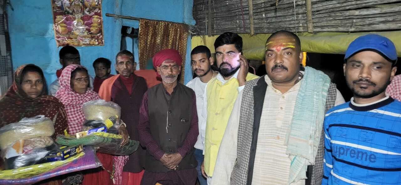 अग्नि पीड़ितों के बीच राष्ट्रीय ब्राह्मण महासभा ने की राहत सामग्री वितरित