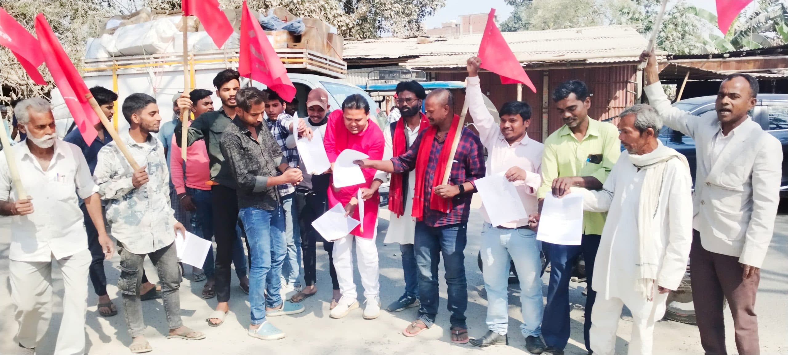 बिहार सरकार के बजट के खिलाफ माले ने बजट की प्रति का किया दहन