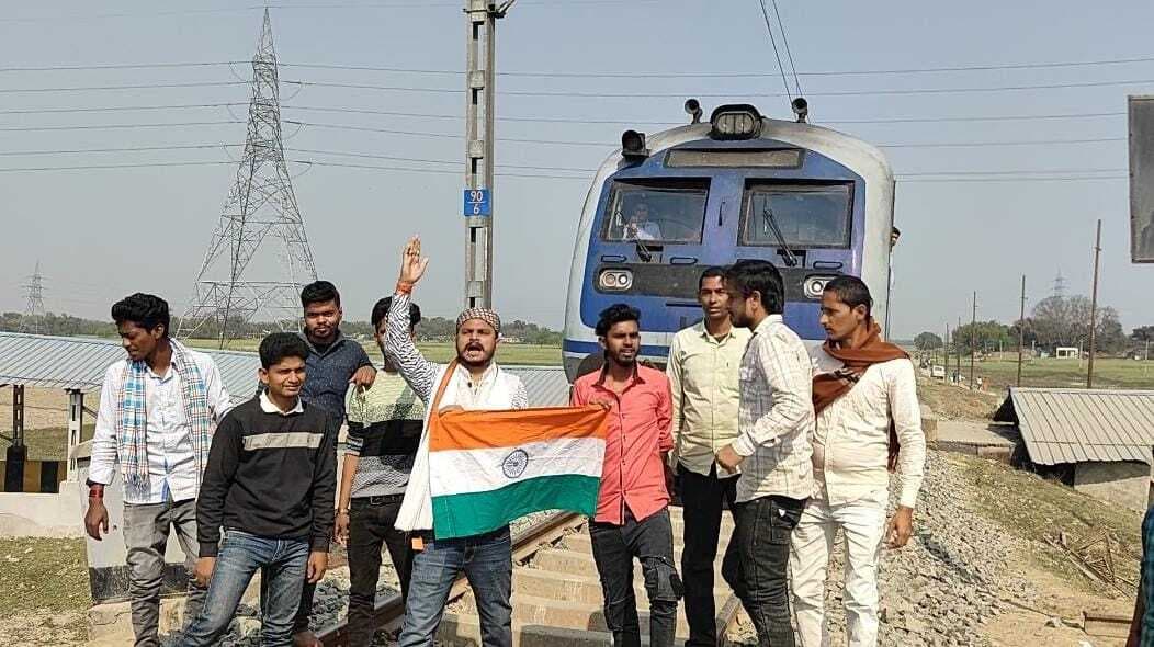 रेलवे ढाला बंद करने के विरोध में युवाओं ने रोकी ट्रेन