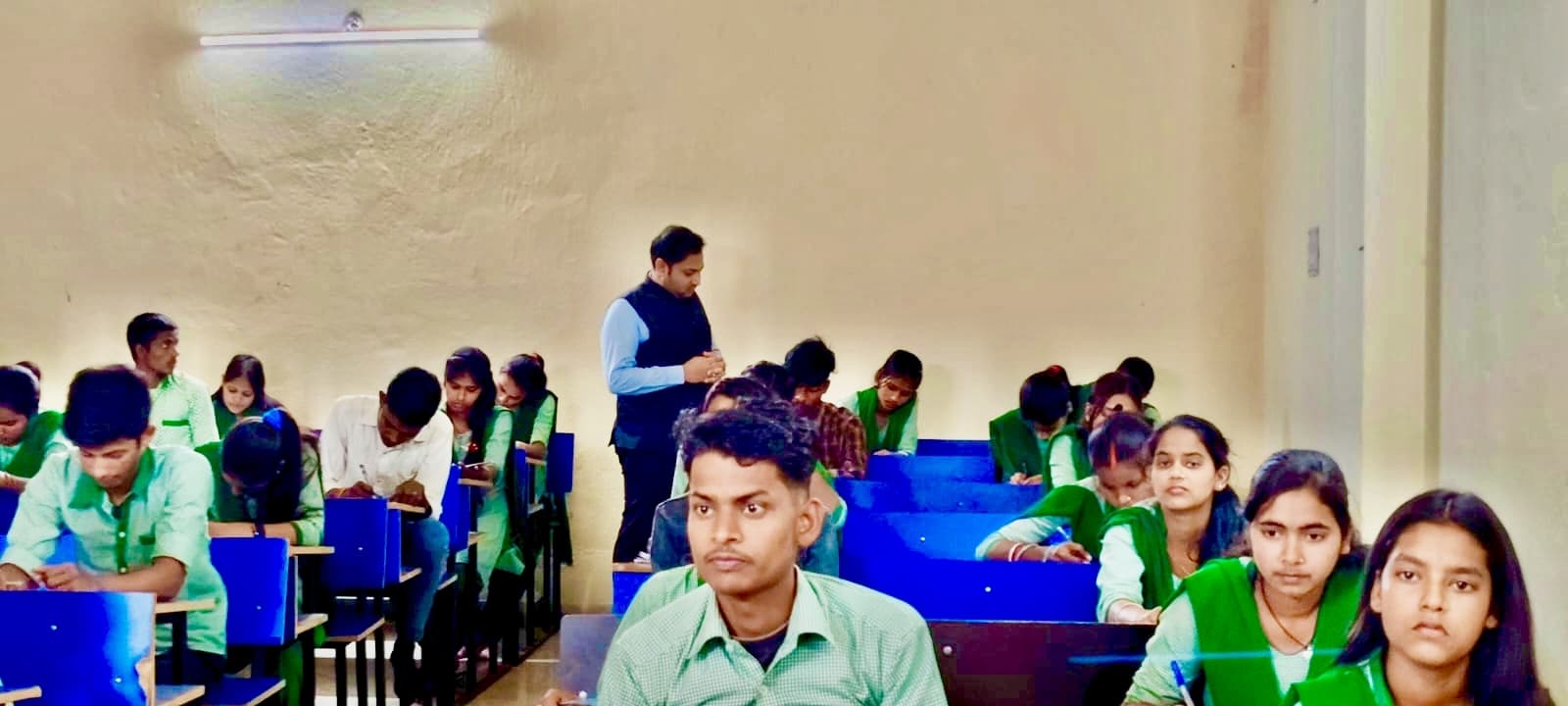 Giridih News: एसडीओ व अन्य अधिकारियों ने किया परीक्षा केंद्र का निरीक्षण