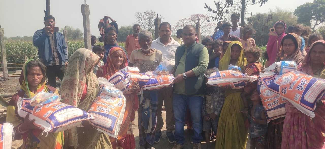 पीड़ित परिवार को राजद नेता दी राहत सामग्री