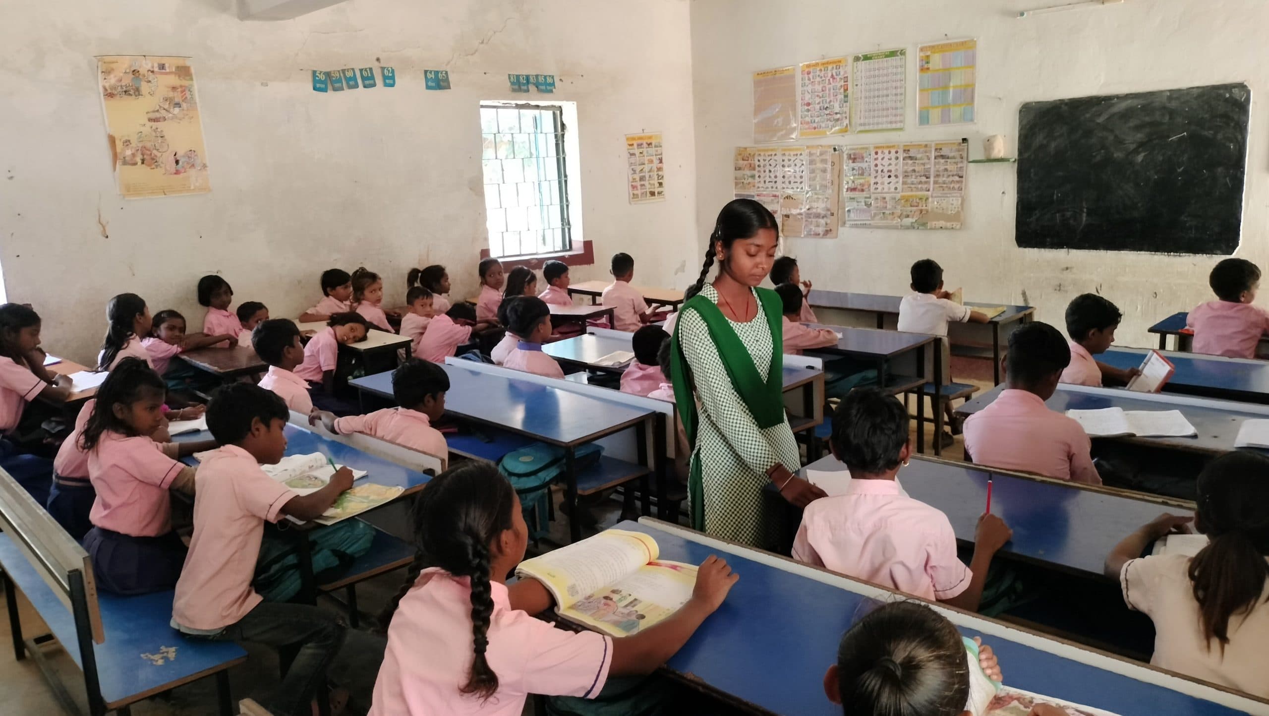 शिक्षक के अभाव में आठवीं की बच्ची लेती है कक्षा