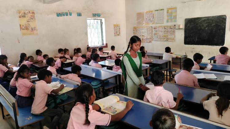 शिक्षक के अभाव में आठवीं की बच्ची लेती है कक्षा