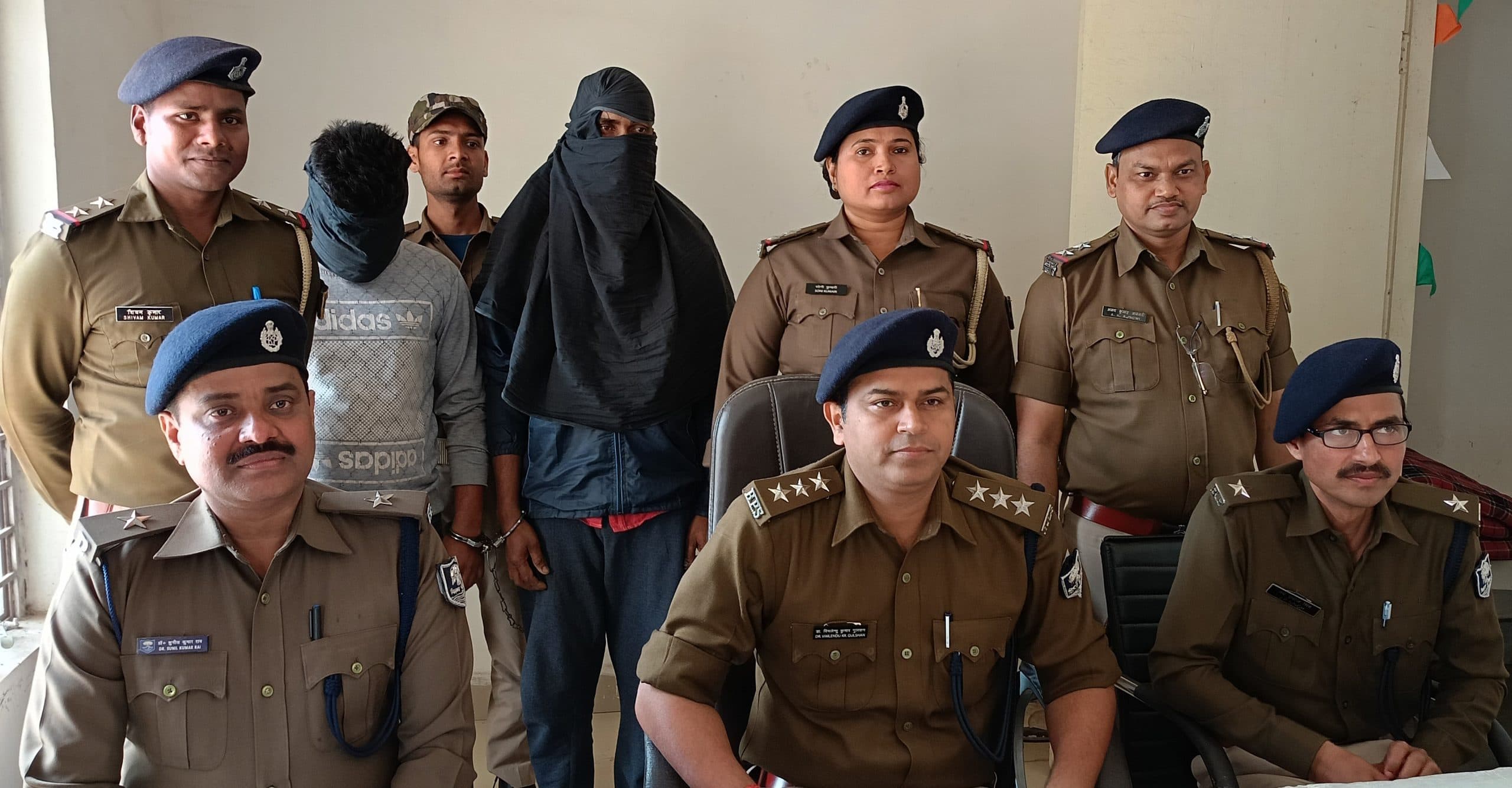 वाहन जांच में 52 लीटर विदेशी शराब के साथ बंगाल के दो तस्कर  गिरफ्तार