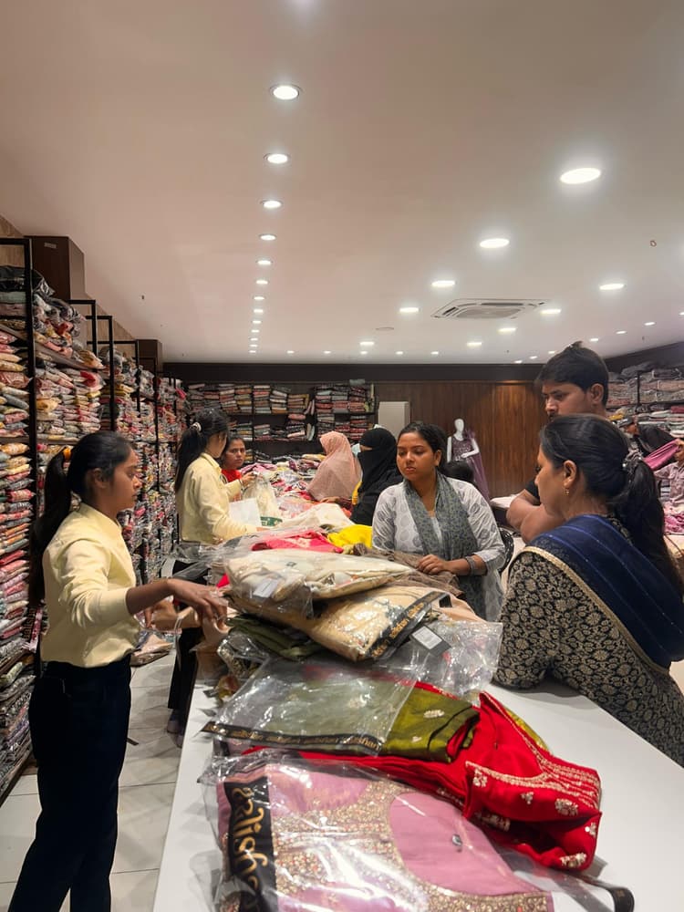 रंग-गुलाल व पिचकारी की सजने लगीं दुकानें