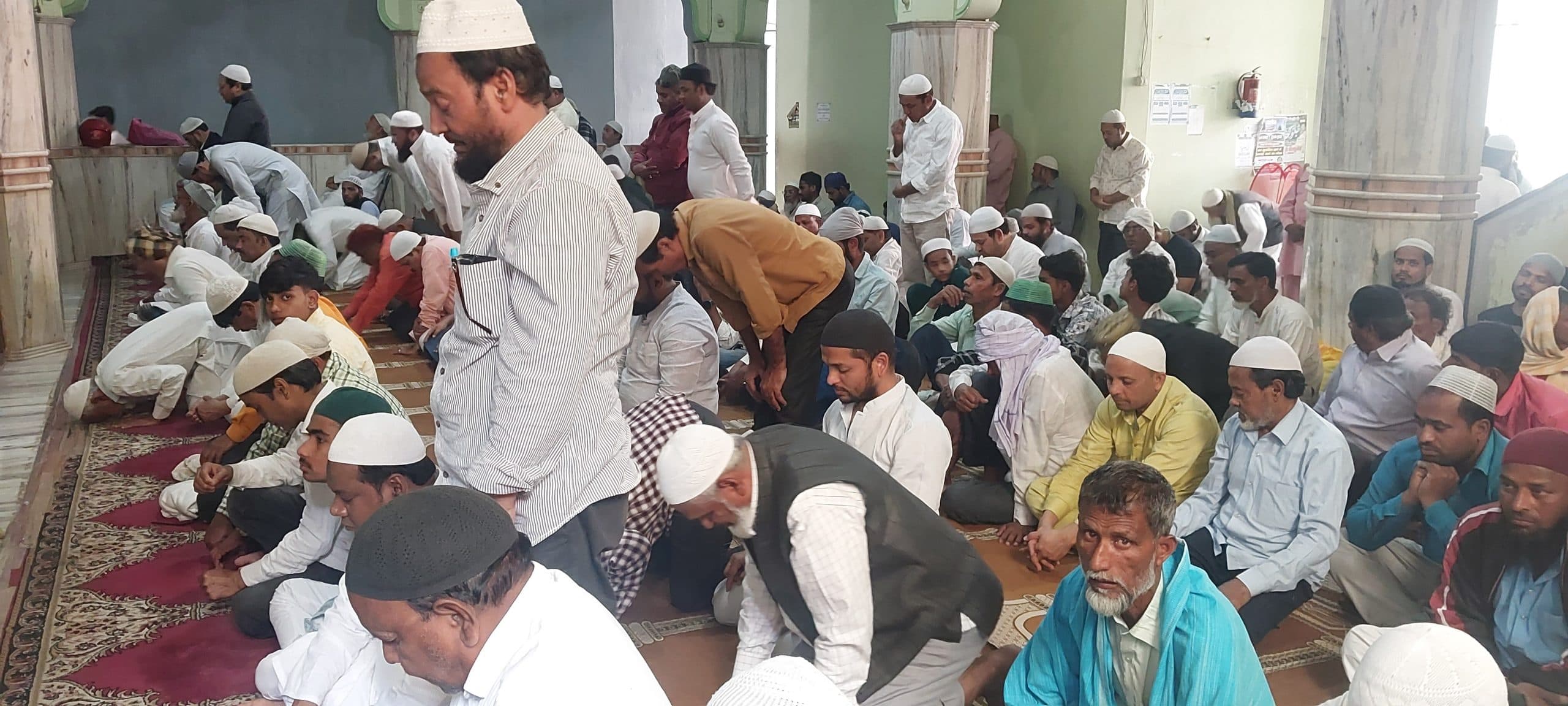 मस्जिदों में जुमा की पहली नमाज पढ़ने के लिए उमड़ी भीड़