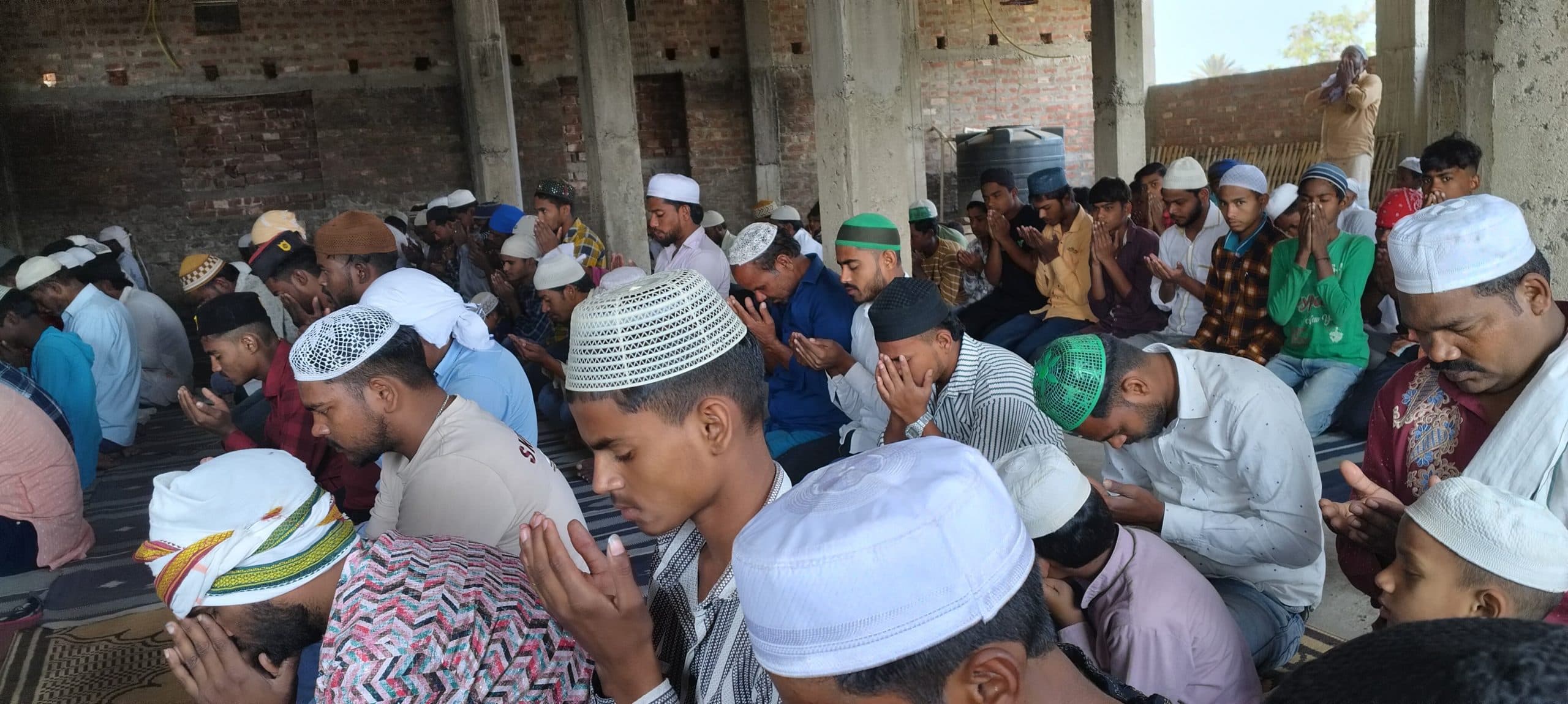 रमजान के पहले जुम्मे की नमाज के लिए मस्जिदों में उमड़ी भीड़