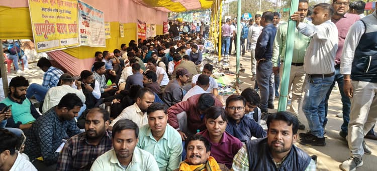 राजस्व कर्मचारी की नौ सुत्री मांगों को लेकर अनिश्चितकालीन हड़ताल