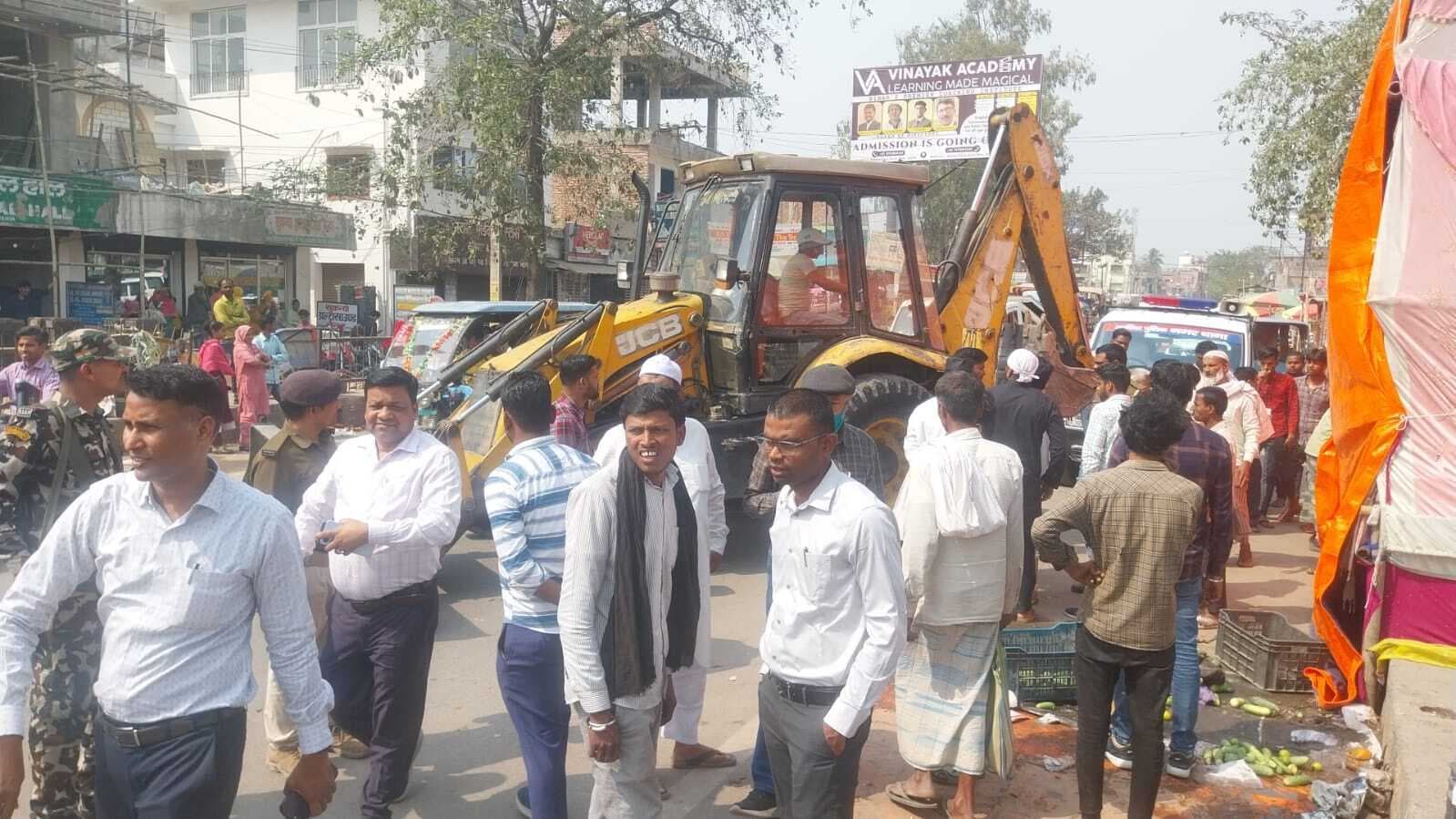 जेसीबी से किया सड़क को अतिक्रमणमुक्त