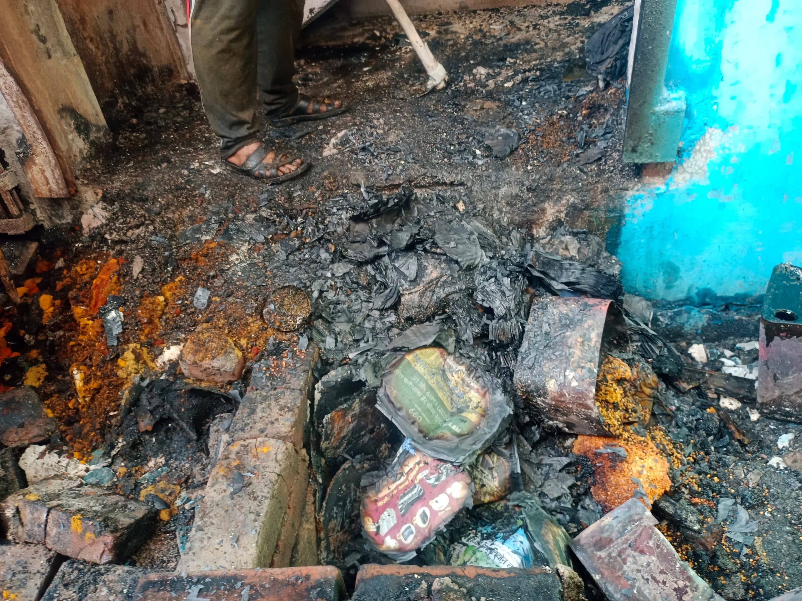 किराना व जूते-चप्पल की दुकान में लगी भीषण आग, लाखों का नुकसान