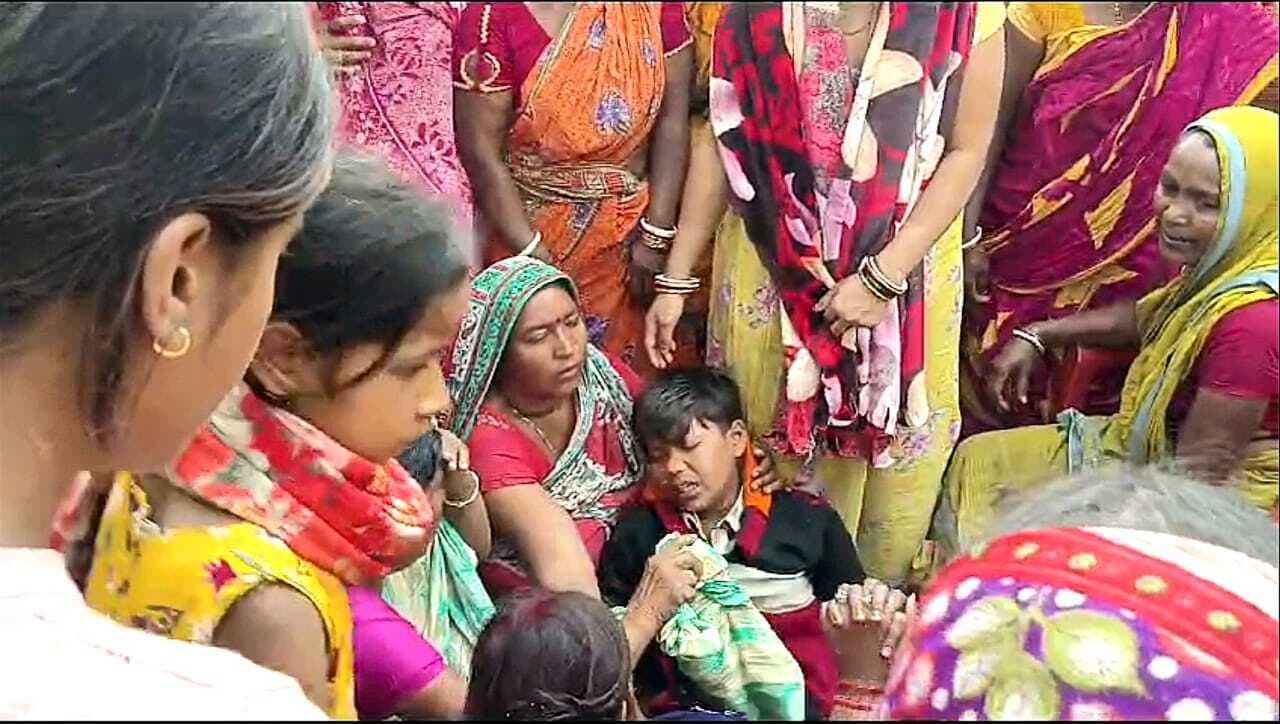 अधेड़ महिला का शव फंदे से लटका देख क्षेत्र में सनसनी