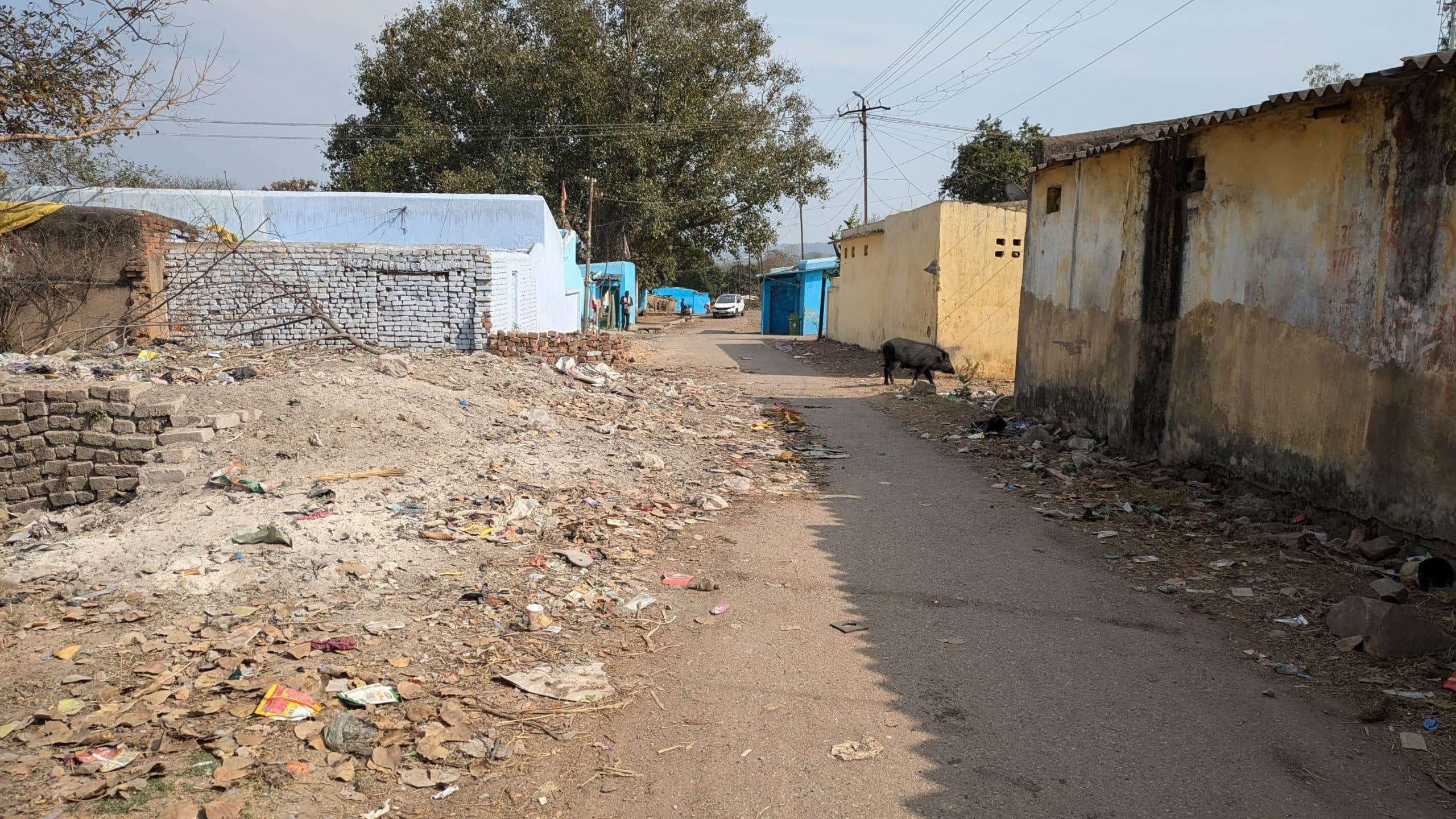 कचरे के बीच त्योहार मनाना लोगों की विवशता