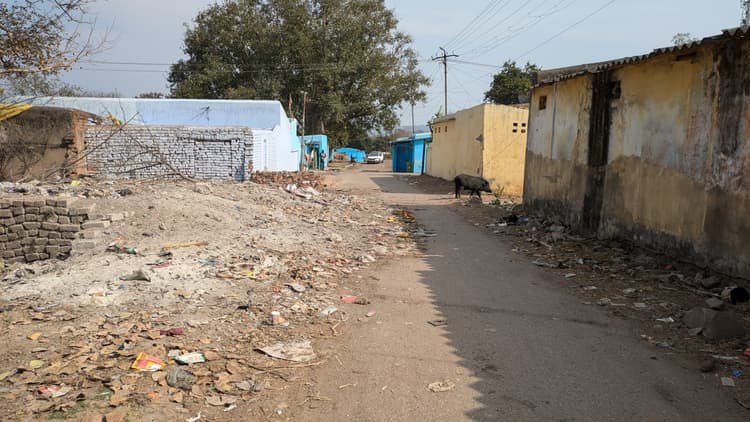 कचरे के बीच त्योहार मनाना लोगों की विवशता