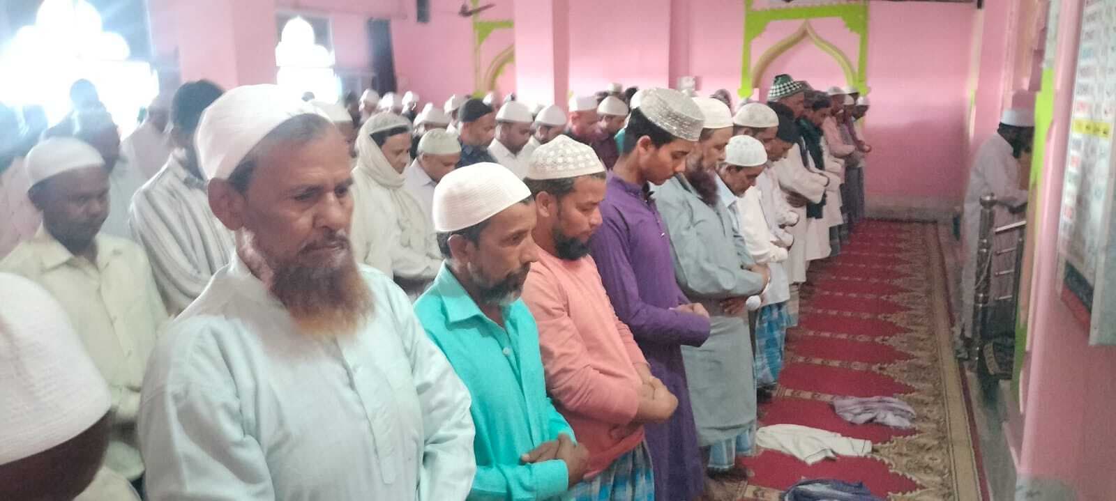 अकीदत के साथ पढ़ी गयी जुमे की नमाज