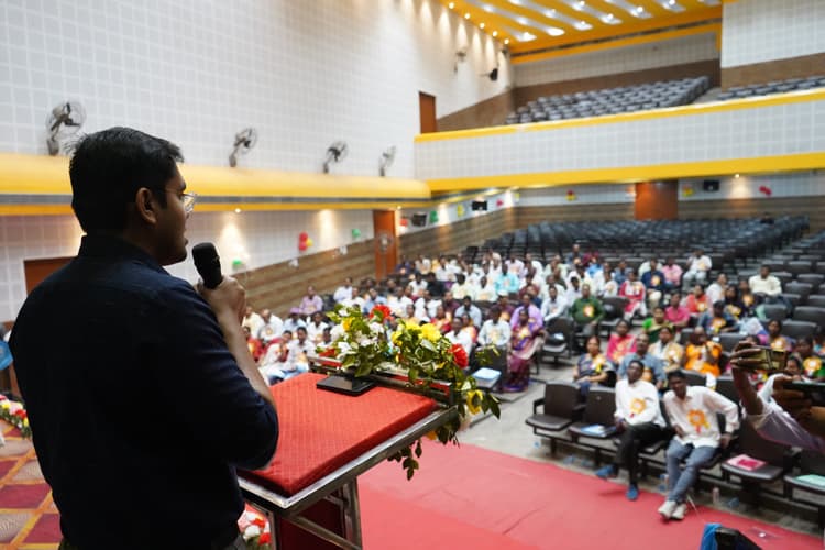 Jamshedpur News : शिक्षा व्यवस्था की निगरानी करें मुखिया : जिप अध्यक्ष