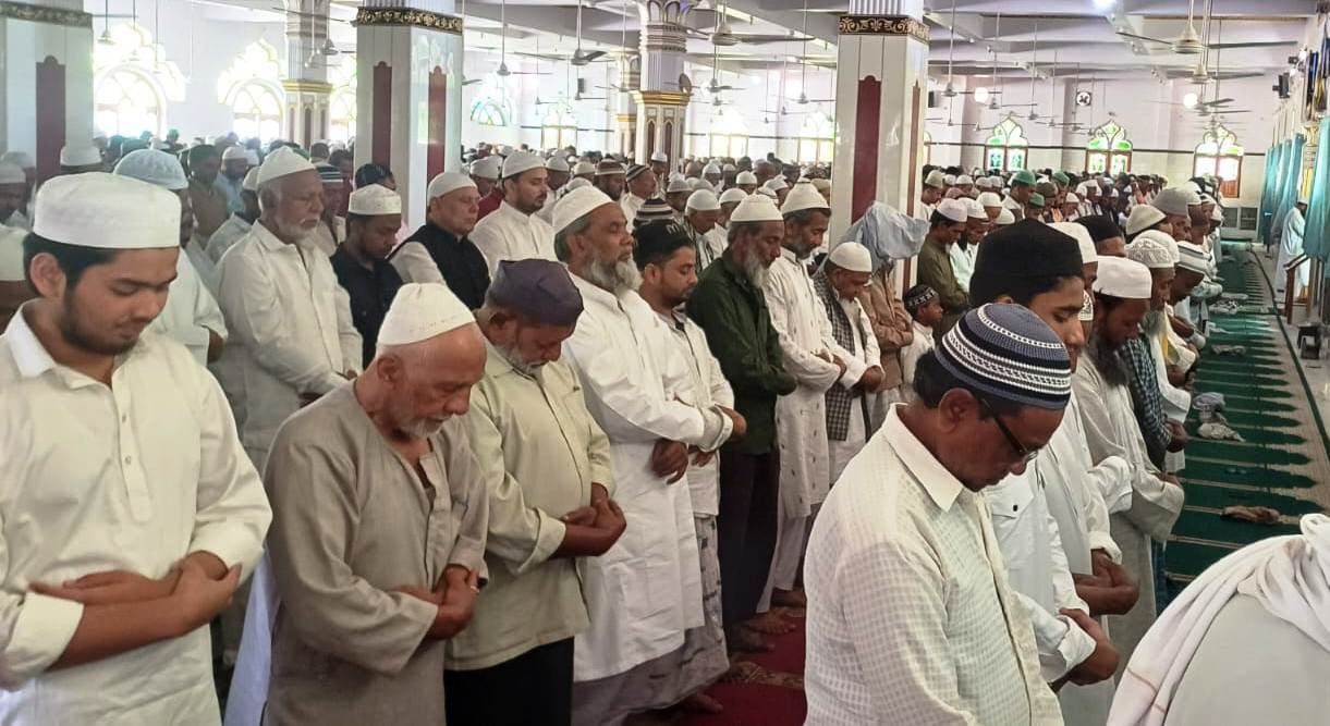 रमजान के पहले जुमे पर मस्जिदों मेंं उमड़ी नमाजियों की भीड़, एक साथ दुआ के लिए उठे हजारों हाथ