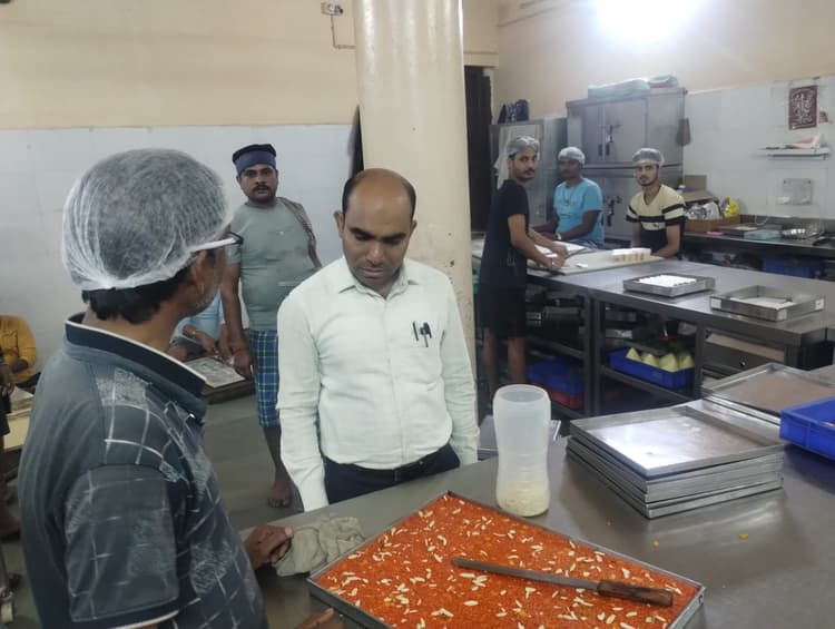 Jamshedpur News : खाद्य सुरक्षा पदाधिकारी ने अभियान चलाकर लिया फूड सैंपल