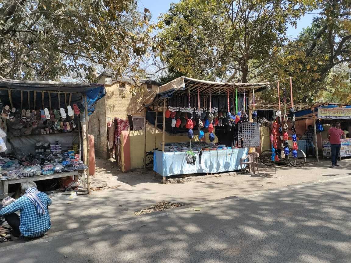 आरपीएफ व जीआरपी बैरक के पास सज गयी दर्जनों दुकानें