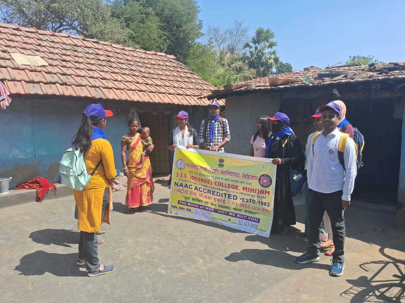 एनएसएस ने ग्रामीणों को दी शिक्षा के महत्व की जानकारी