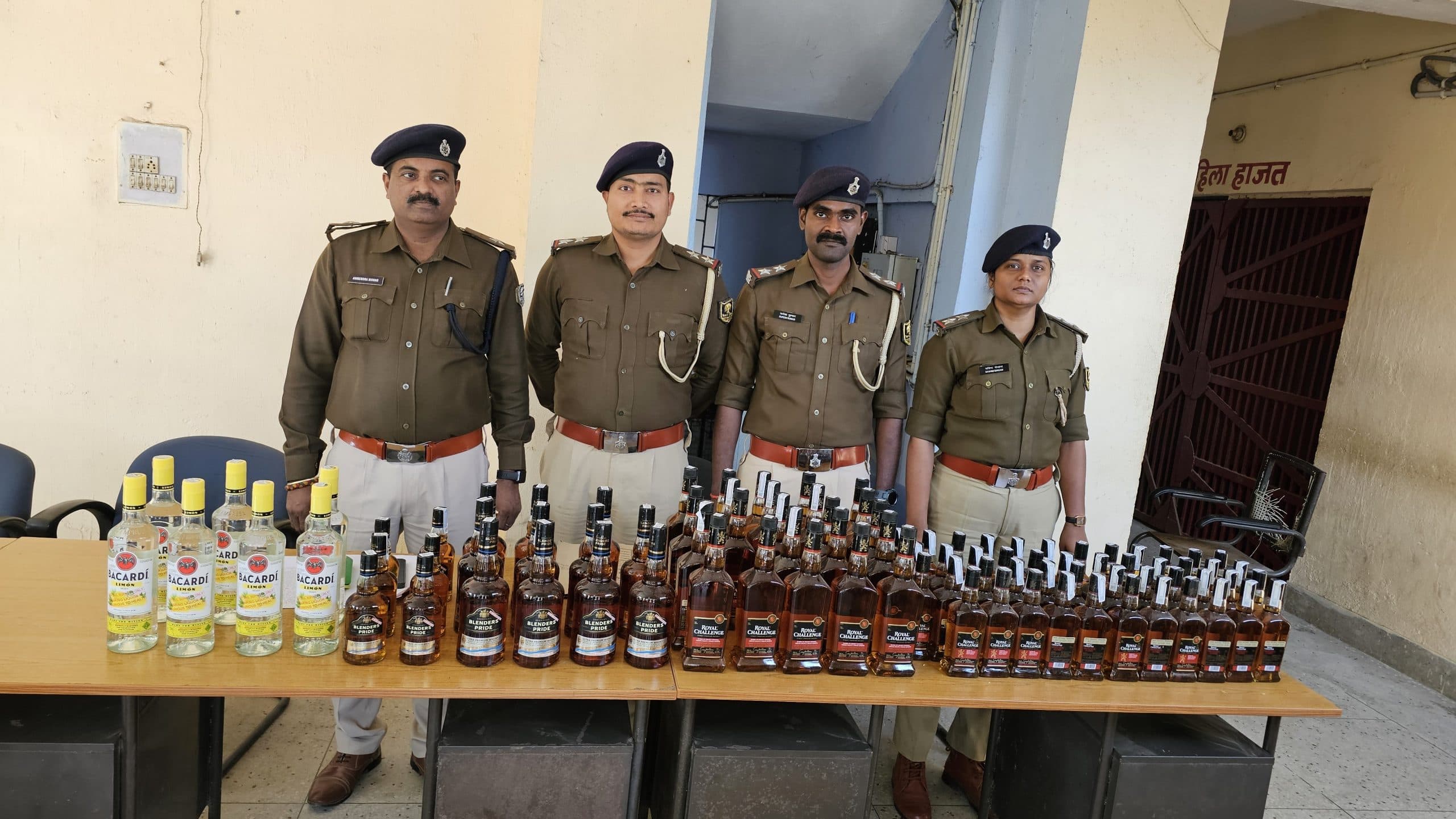 पुलिस ने 100 बोतल विदेशी शराब की जब्त