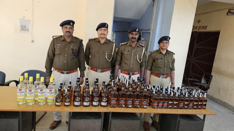 पुलिस ने 100 बोतल विदेशी शराब की जब्त