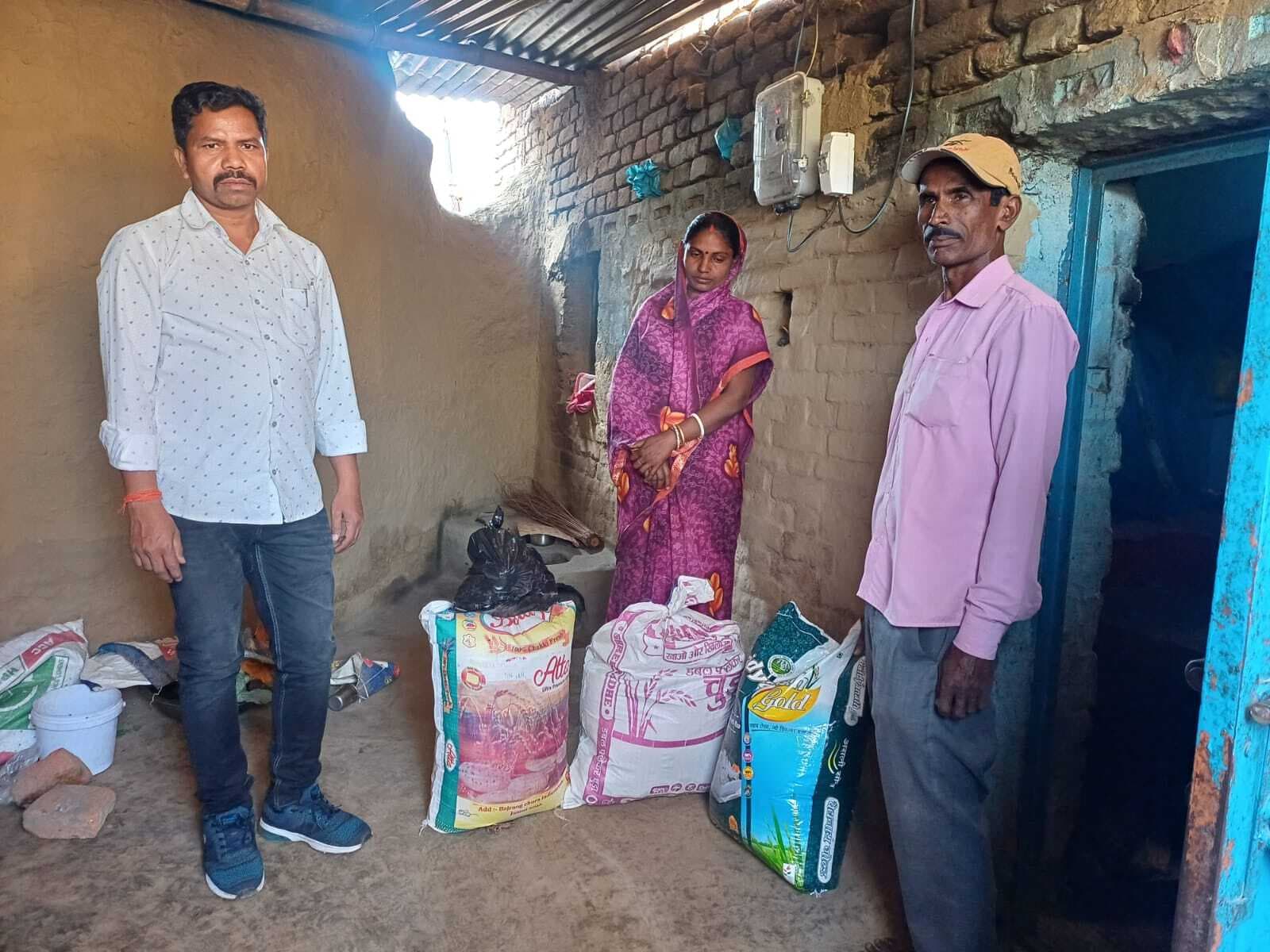 समाजसेवी डॉ निरज साह ने अग्निपीड़ितों भेजी राहत सामग्री