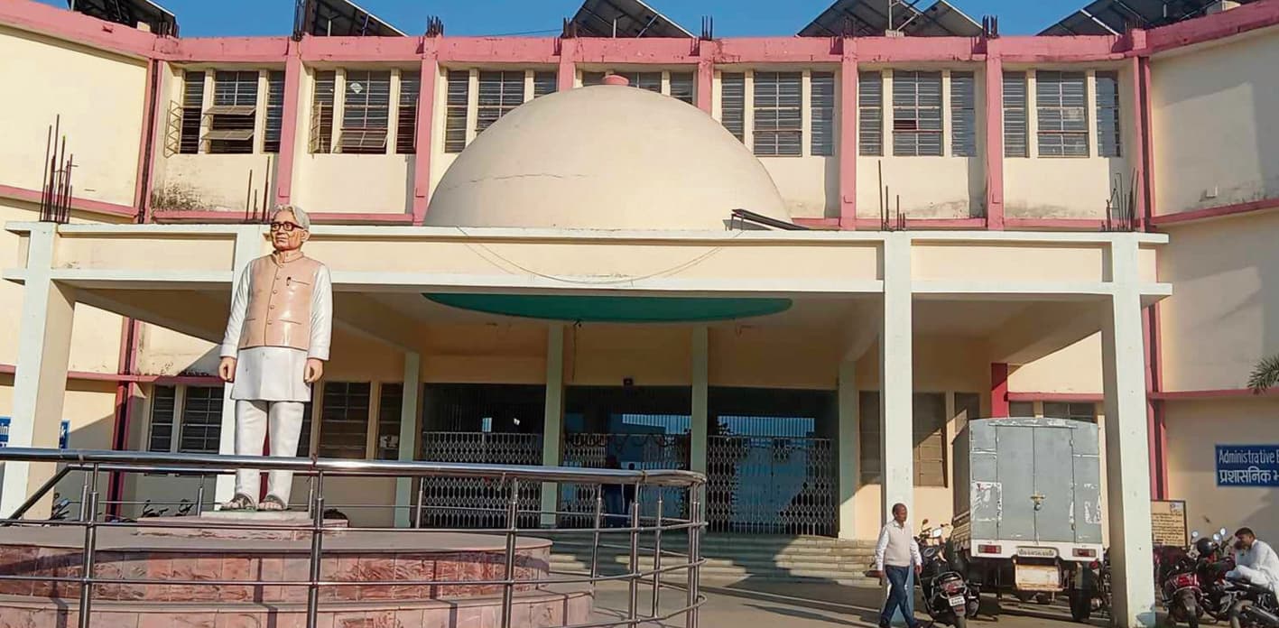 Chapra News : अंकपत्रों में सुधार के लिए आये आवेदनों का नहीं हो रहा निबटारा