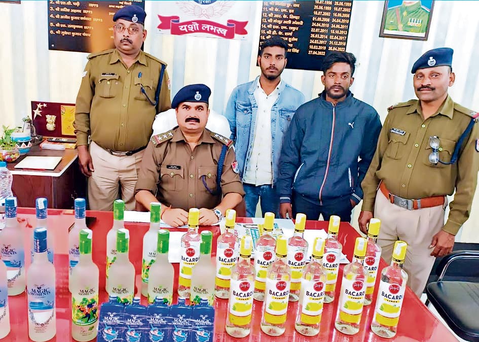 Chapra News : छपरा जंक्शन पर चेकिंग के दौरान शराब के साथ दो धंधेबाज गिरफ्तार