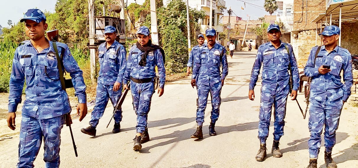 Chapra News : दो लोगों की मौत के बाद सूतिहार गांव में स्थिति सामान्य, अब भी कैंप कर रही पुलिस