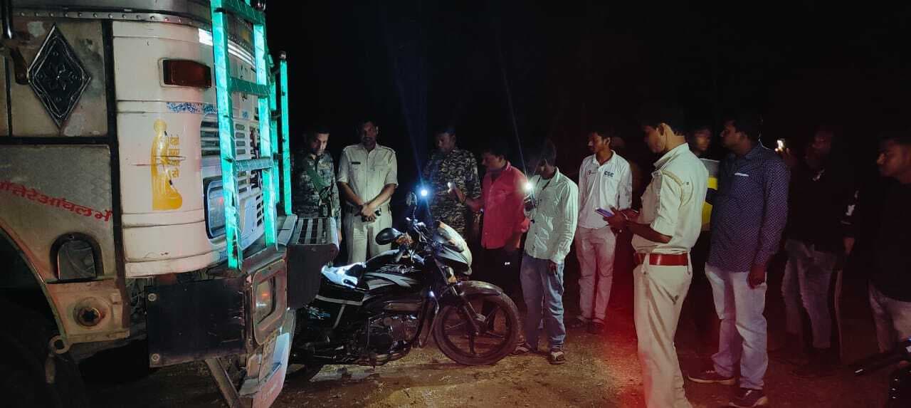 तेज रफ्तार ट्रक के धक्के से बाइक सवार जख्मी, रांची ले जाते समय रास्ते में तोड़ा दम